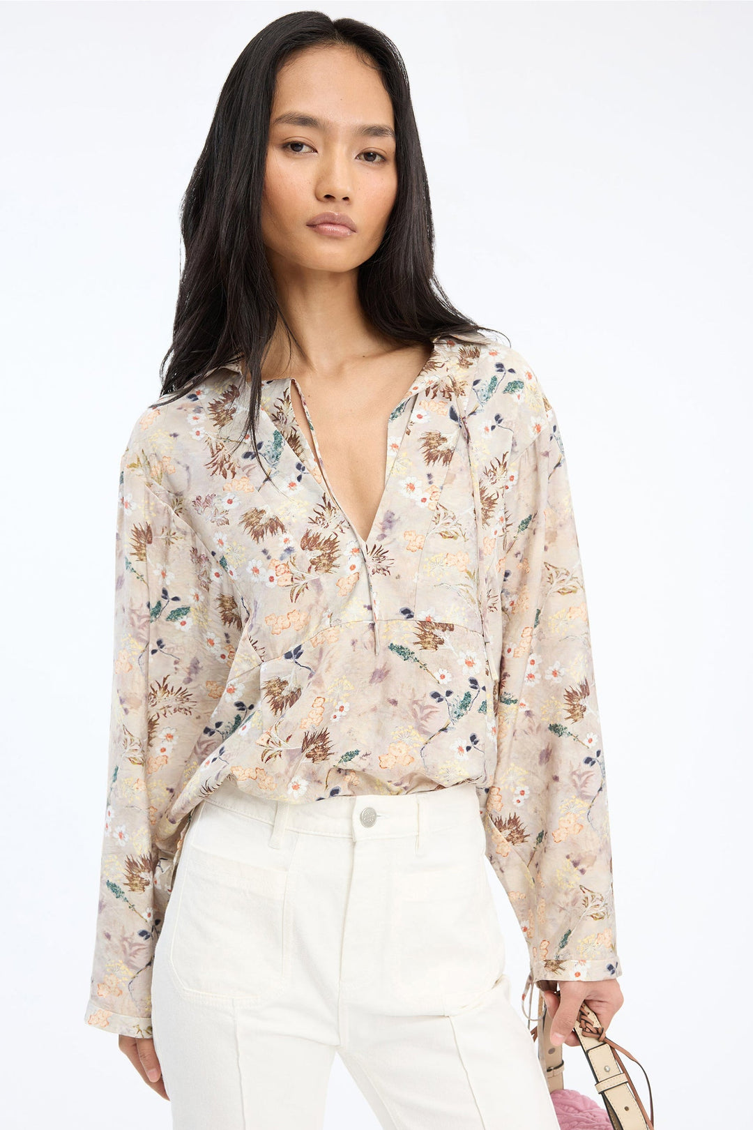 Munthe Babette Top – Print Nature. Let top med naturinspireret print, klassisk krave og justerbare snoredetaljer ved ærmerne.