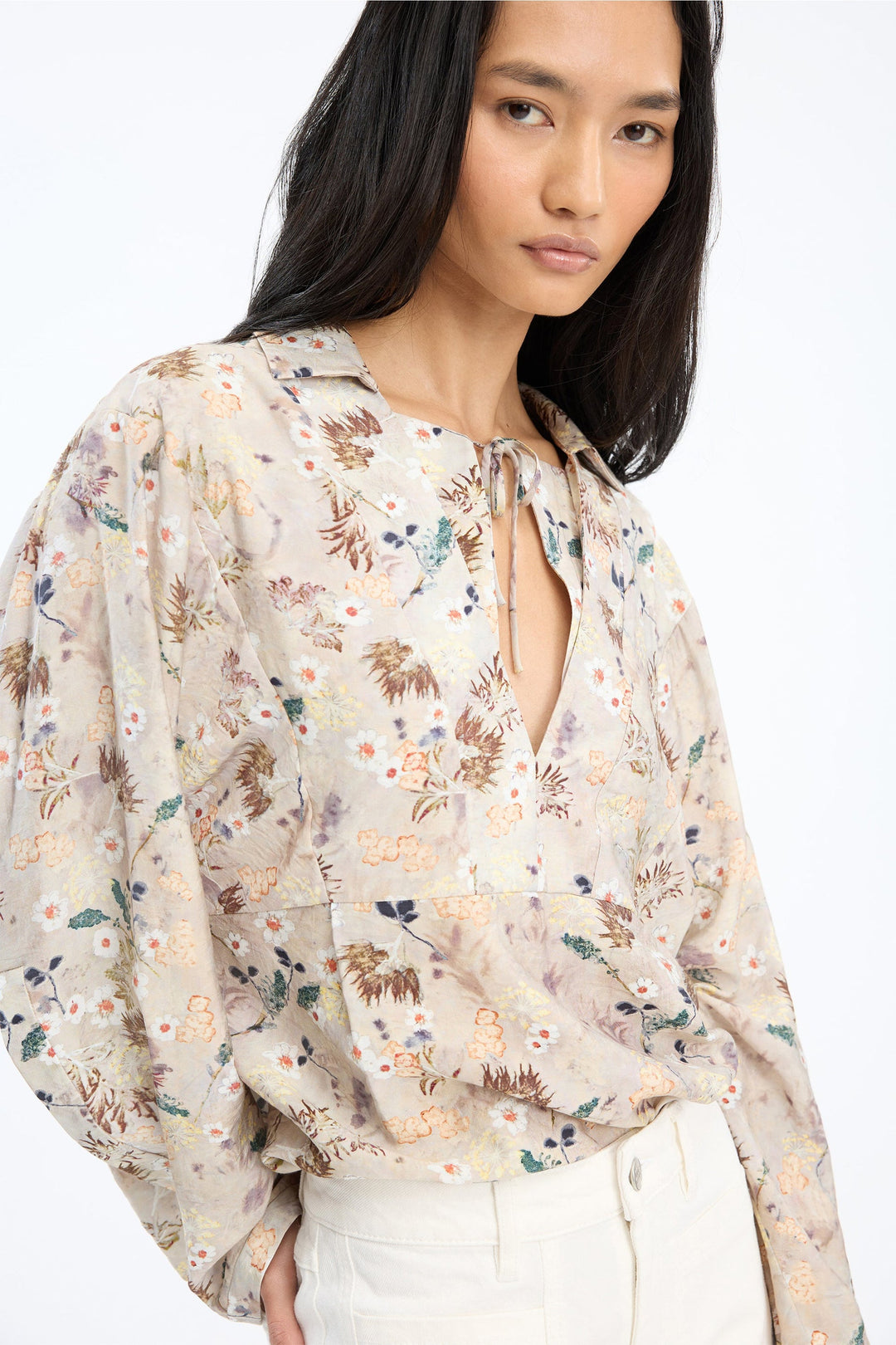 Munthe Babette Top – Print Nature. Let top med naturinspireret print, klassisk krave og justerbare snoredetaljer ved ærmerne.