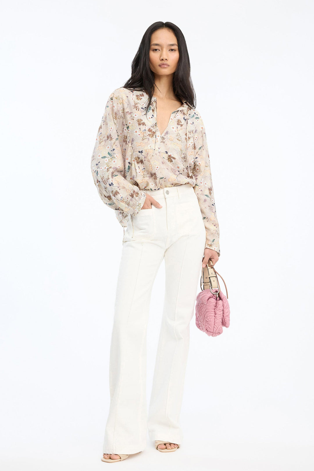 Munthe Babette Top – Print Nature. Let top med naturinspireret print, klassisk krave og justerbare snoredetaljer ved ærmerne.