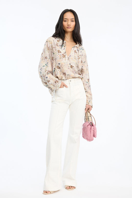 Munthe Babette Top – Print Nature. Let top med naturinspireret print, klassisk krave og justerbare snoredetaljer ved ærmerne.