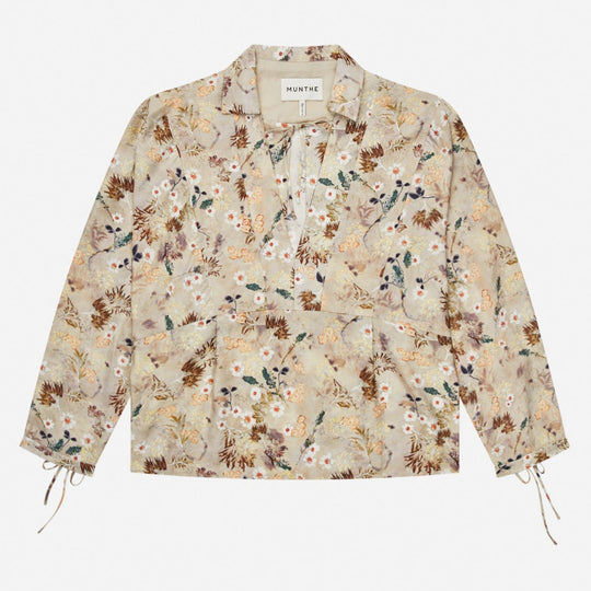 Munthe Babette Top – Print Nature. Let top med naturinspireret print, klassisk krave og justerbare snoredetaljer ved ærmerne.
