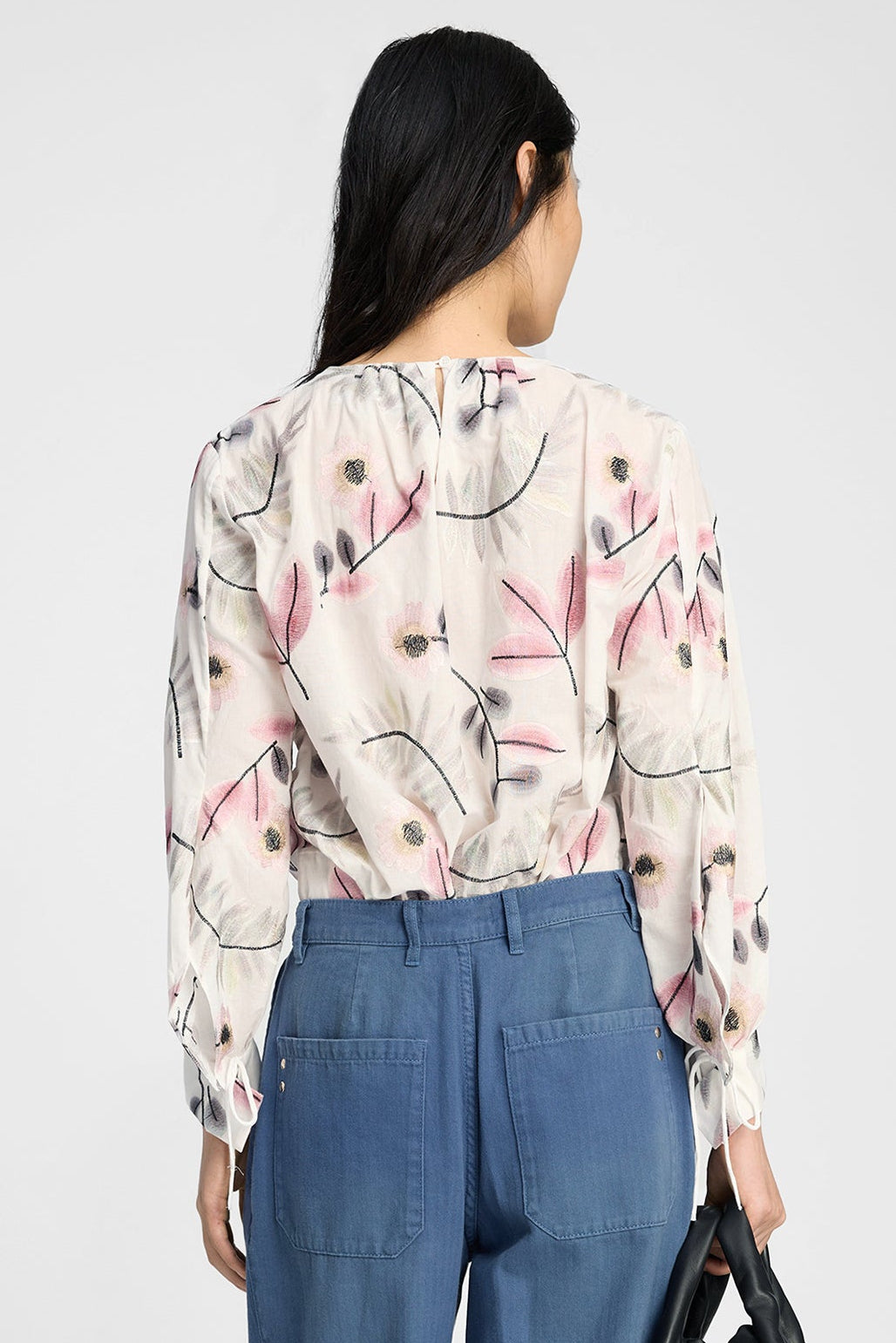 Munthe Bellanca bluse i Print Kit med blomsterprint, rund hals og lange ærmer med bindedetaljer.