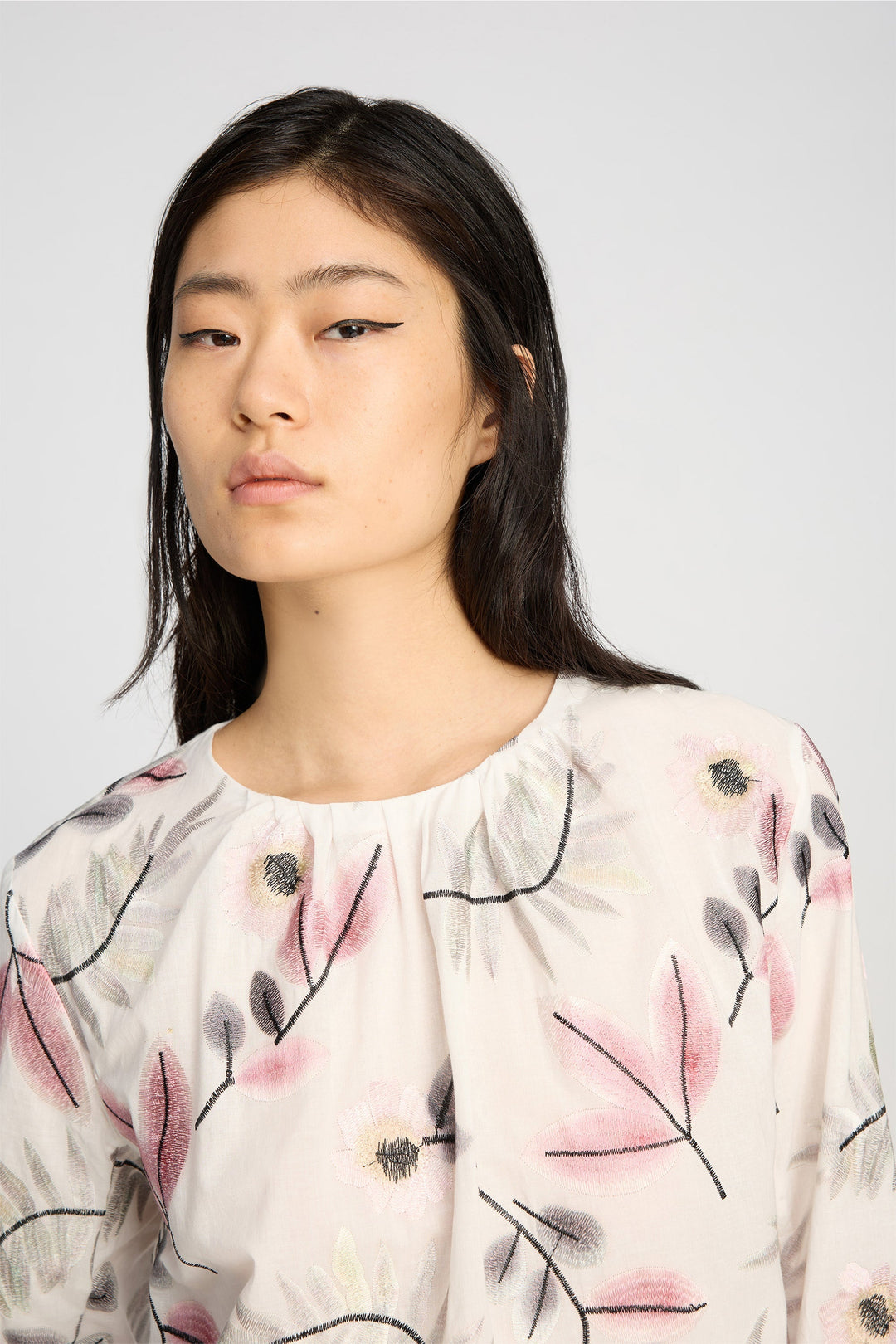 Munthe Bellanca bluse i Print Kit med blomsterprint, rund hals og lange ærmer med bindedetaljer.