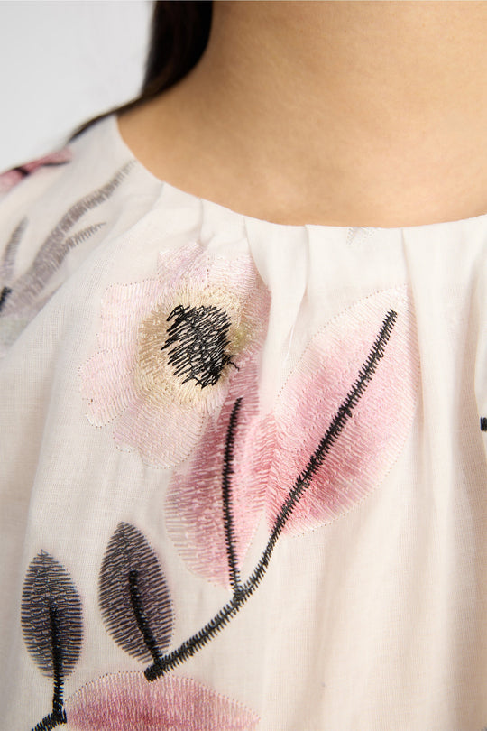 Munthe Bellanca bluse i Print Kit med blomsterprint, rund hals og lange ærmer med bindedetaljer.