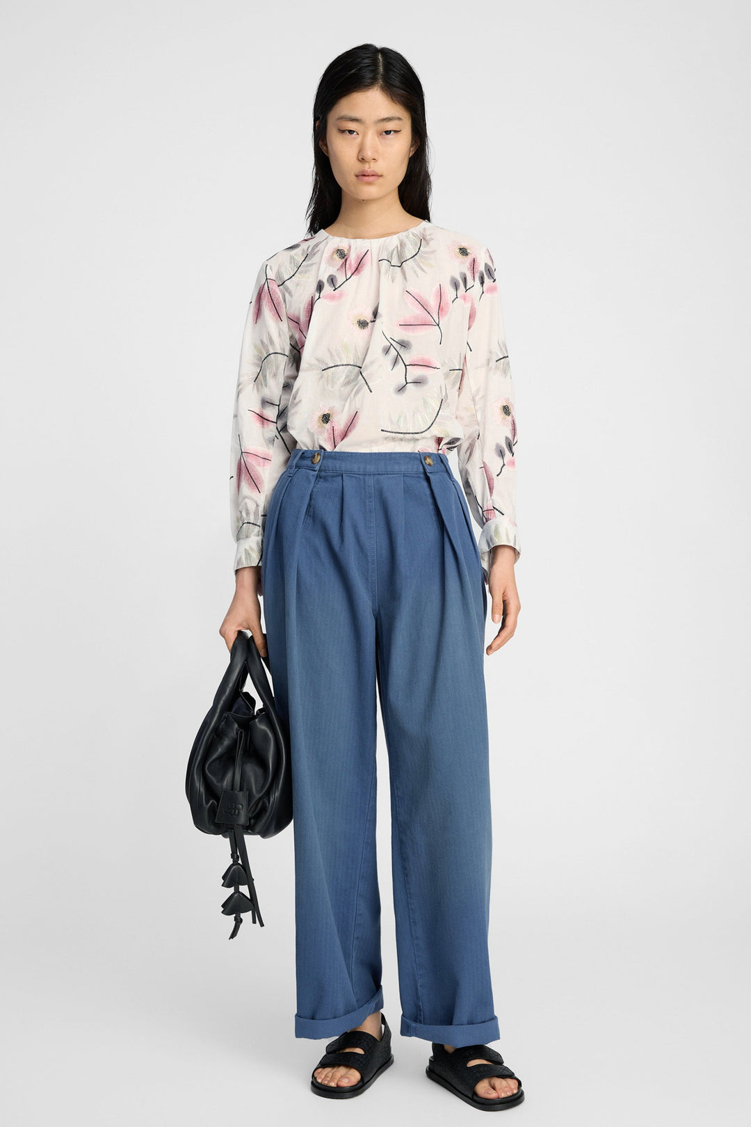 Munthe Bellanca bluse i Print Kit med blomsterprint, rund hals og lange ærmer med bindedetaljer.