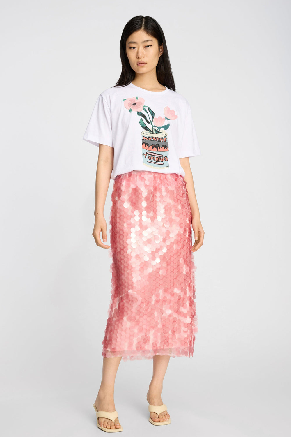 Munthe Balwin T-shirt i hvid med grafisk blomsterprint, rund hals og korte ærmer.