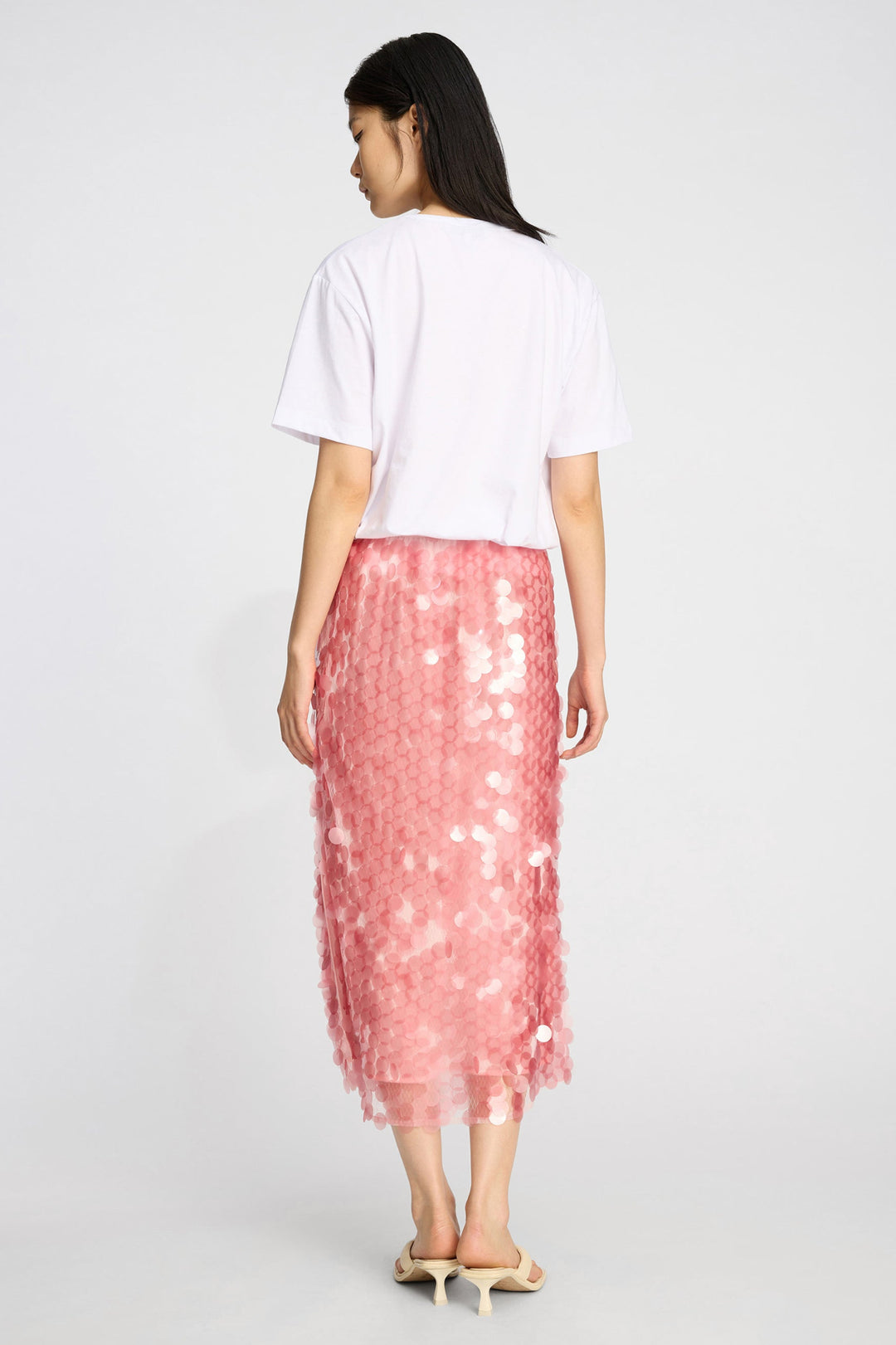 Munthe Balwin T-shirt i hvid med grafisk blomsterprint, rund hals og korte ærmer.