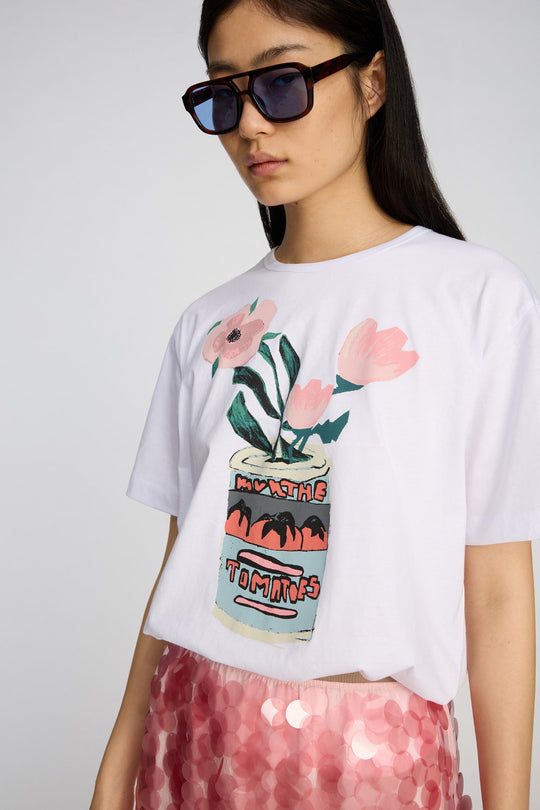 Munthe Balwin T-shirt i hvid med grafisk blomsterprint, rund hals og korte ærmer.