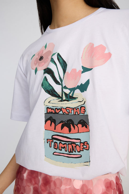 Munthe Balwin T-shirt i hvid med grafisk blomsterprint, rund hals og korte ærmer.