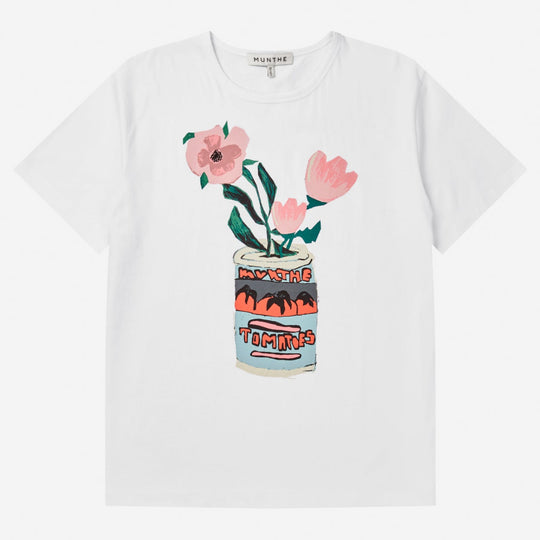 Munthe Balwin T-shirt i hvid med grafisk blomsterprint, rund hals og korte ærmer.