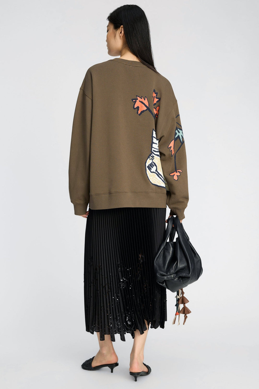 Munthe Charming Skirt – Black. Plisseret midi-nederdel med laserskårne detaljer og elastisk talje med diskret logo.