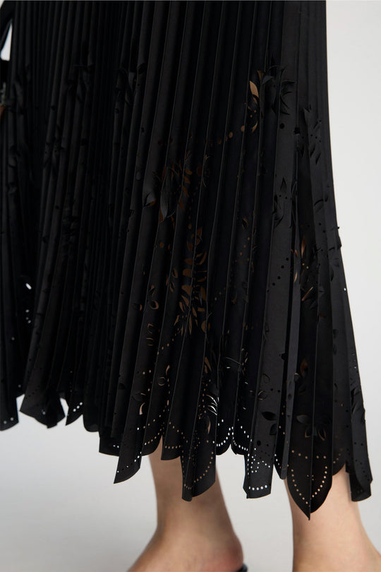 Munthe Charming Skirt – Black. Plisseret midi-nederdel med laserskårne detaljer og elastisk talje med diskret logo.
