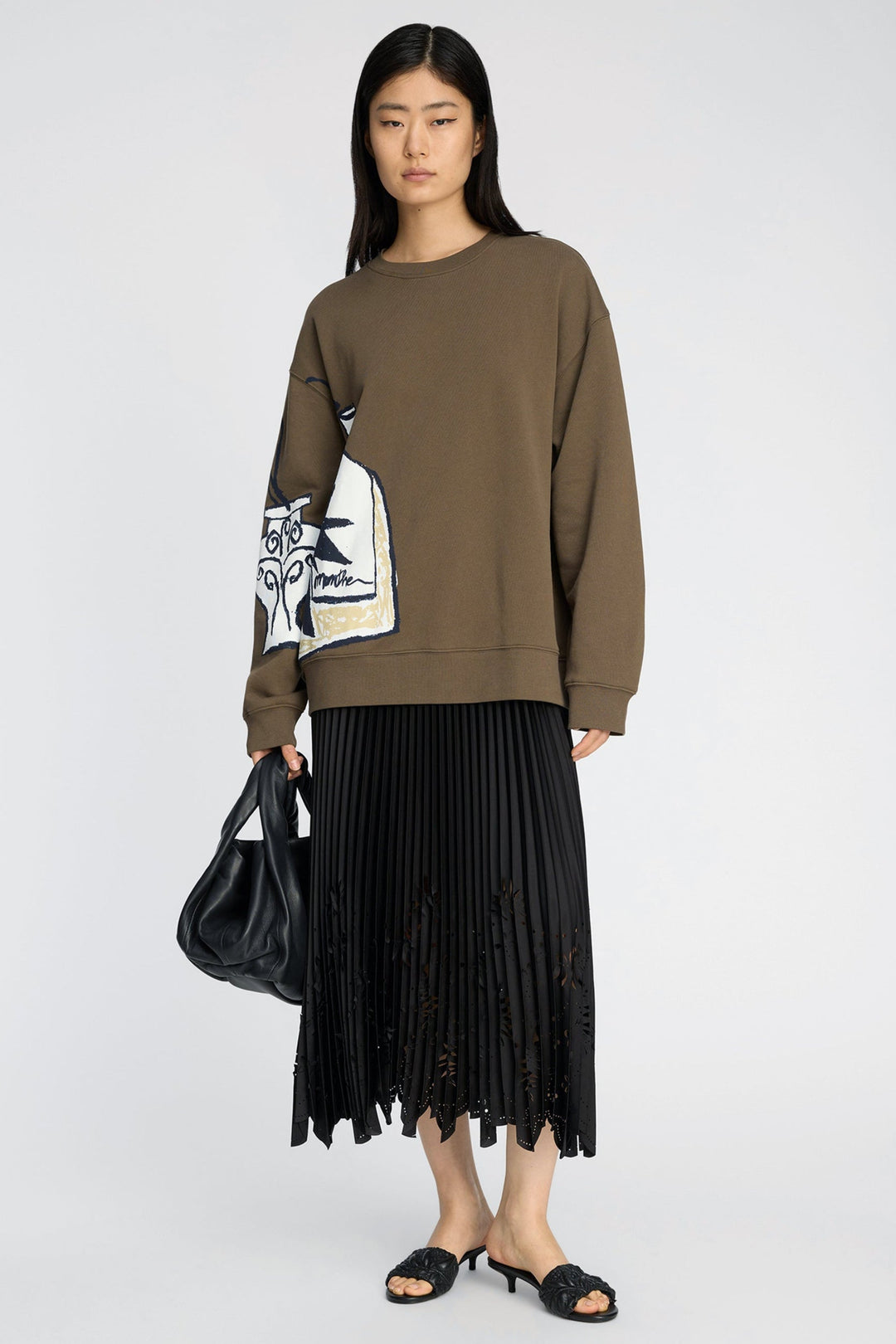 Munthe Charming Skirt – Black. Plisseret midi-nederdel med laserskårne detaljer og elastisk talje med diskret logo.