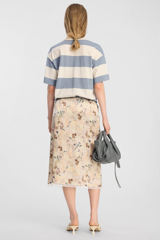 Munthe Baia Slip Skirt – Print Nature. Let nederdel med botanisk print, elastisk talje og let A-formet silhuet.
