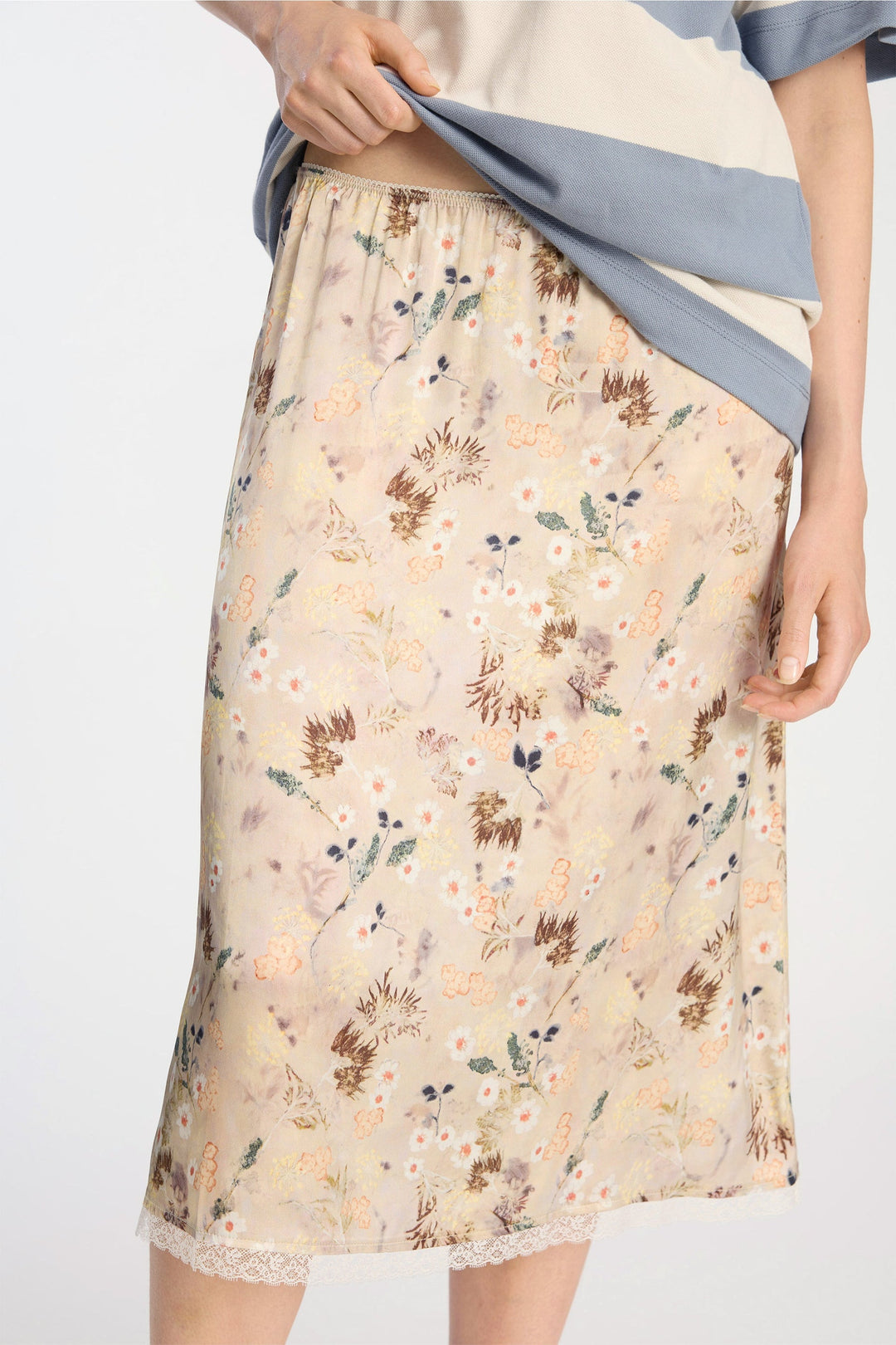 Munthe Baia Slip Skirt – Print Nature. Let nederdel med botanisk print, elastisk talje og let A-formet silhuet.

