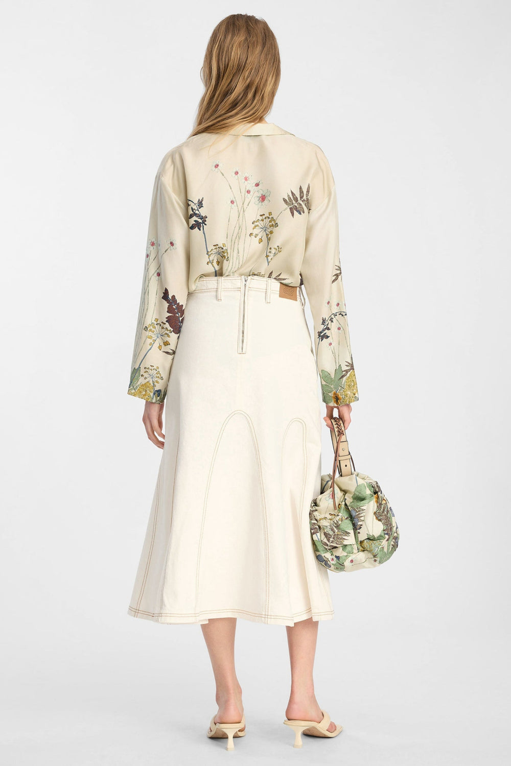 Munthe Braylin Skirt – Ivory. Midi denimnederdel med let flare, strukturerede sømlinjer og regulær silhuet.