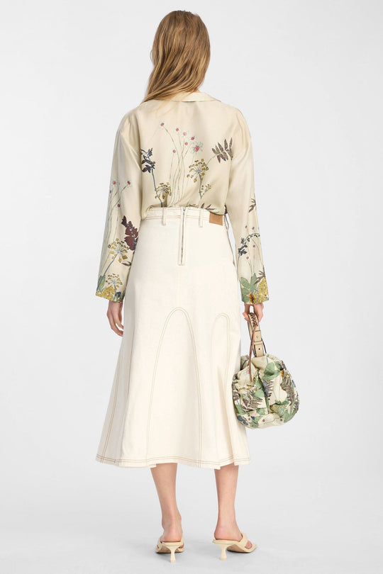 Munthe Braylin Skirt – Ivory. Midi denimnederdel med let flare, strukturerede sømlinjer og regulær silhuet.