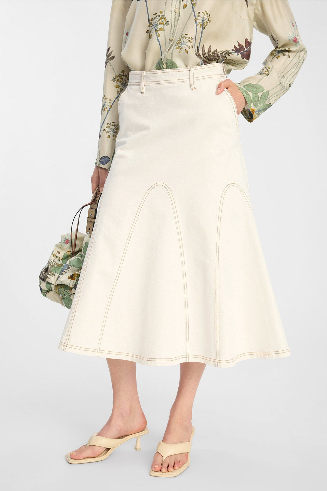Munthe Braylin Skirt – Ivory. Midi denimnederdel med let flare, strukturerede sømlinjer og regulær silhuet.
