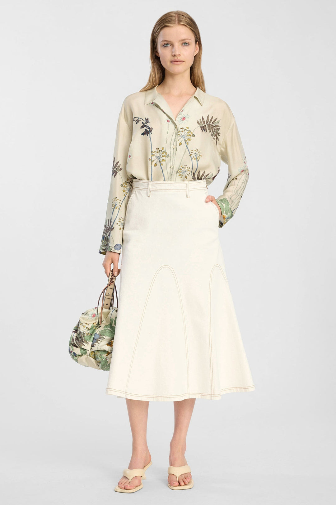 Munthe Braylin Skirt – Ivory. Midi denimnederdel med let flare, strukturerede sømlinjer og regulær silhuet.