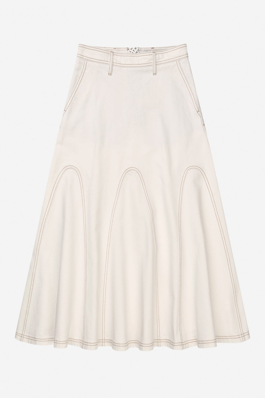 Munthe Braylin Skirt – Ivory. Midi denimnederdel med let flare, strukturerede sømlinjer og regulær silhuet.