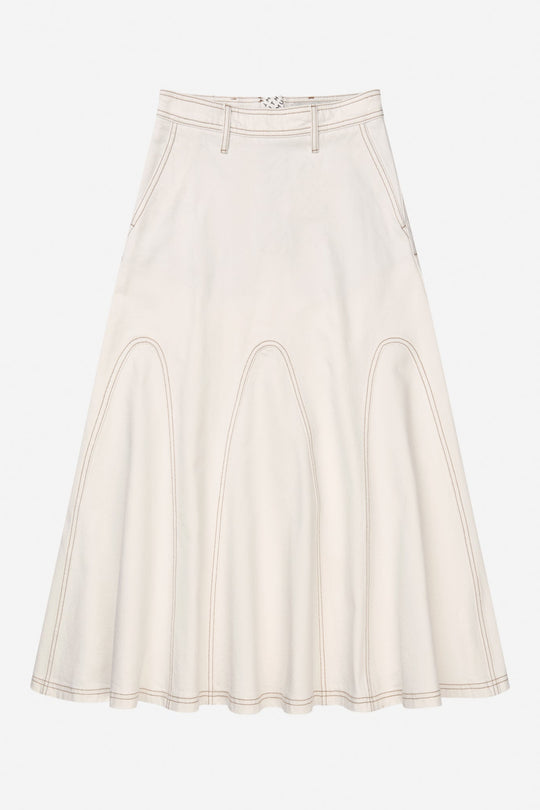 Munthe Braylin Skirt – Ivory. Midi denimnederdel med let flare, strukturerede sømlinjer og regulær silhuet.