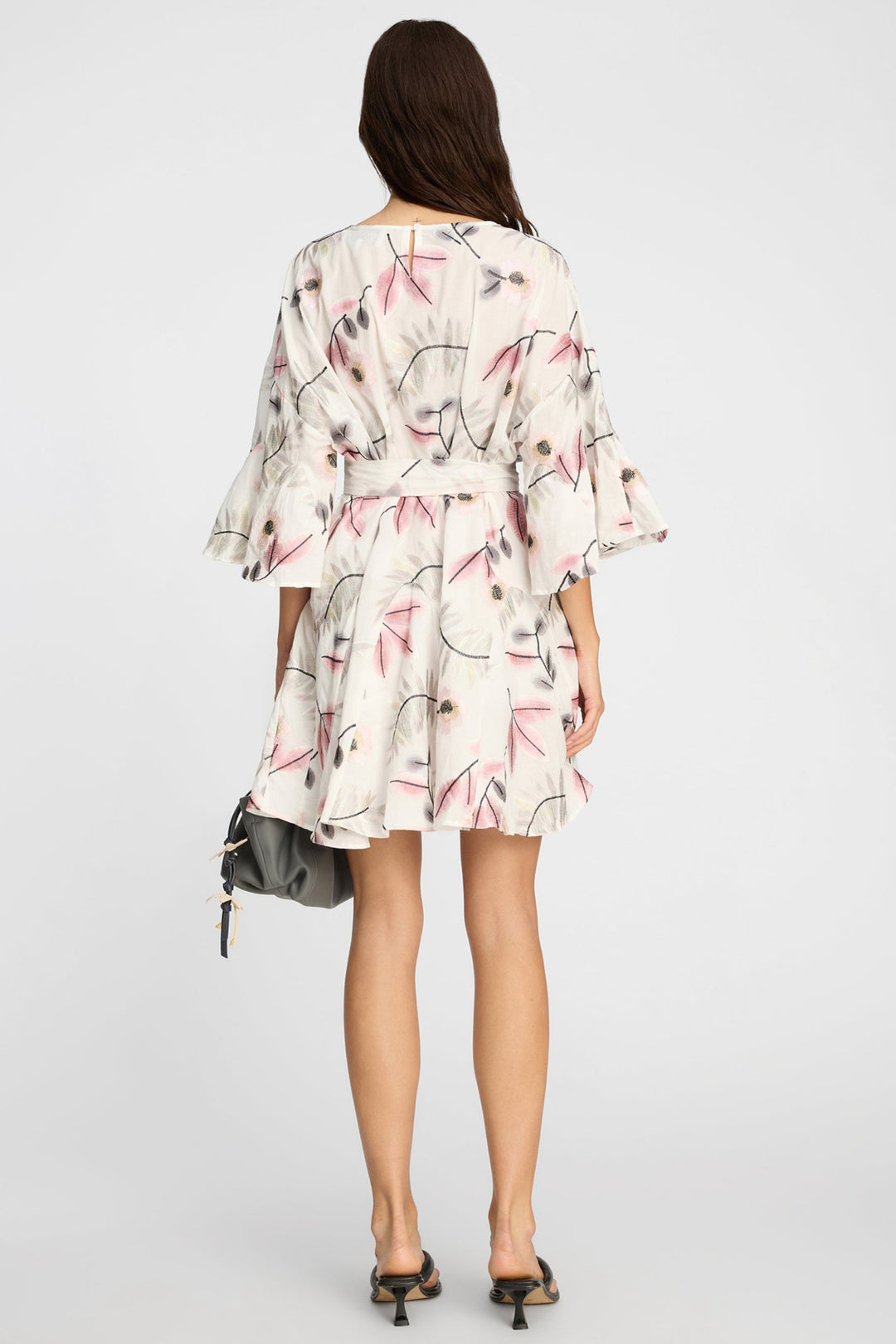 Munthe Blaydon kjole i Print Kit med botanisk print, løs pasform, korte ærmer og bindebælte.