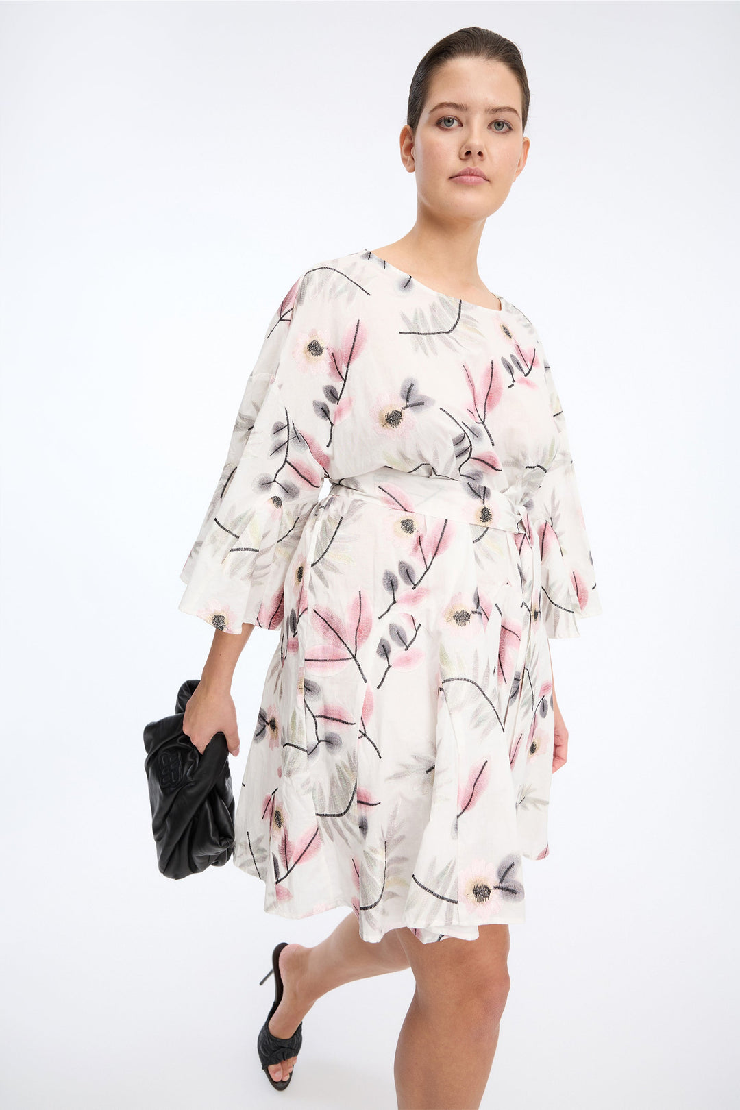 Munthe Blaydon kjole i Print Kit med botanisk print, løs pasform, korte ærmer og bindebælte.