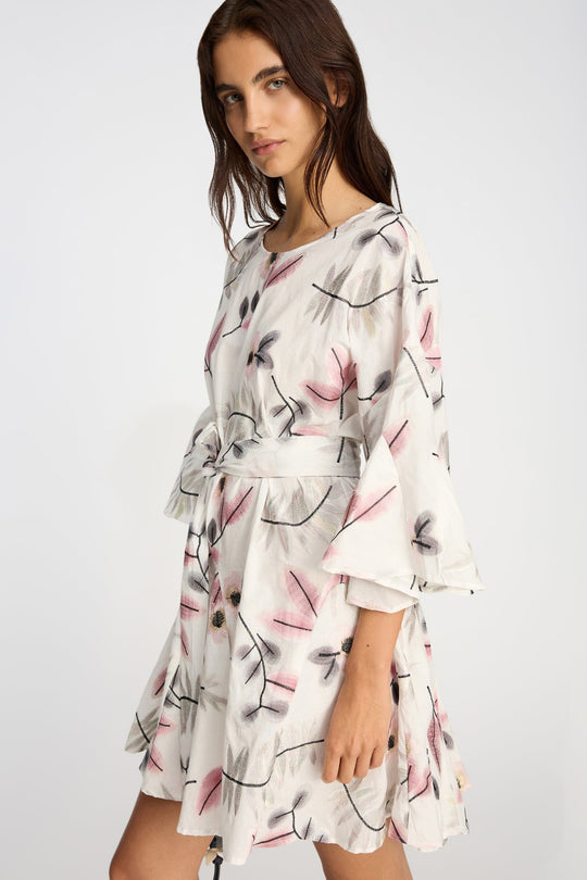 Munthe Blaydon kjole i Print Kit med botanisk print, løs pasform, korte ærmer og bindebælte.