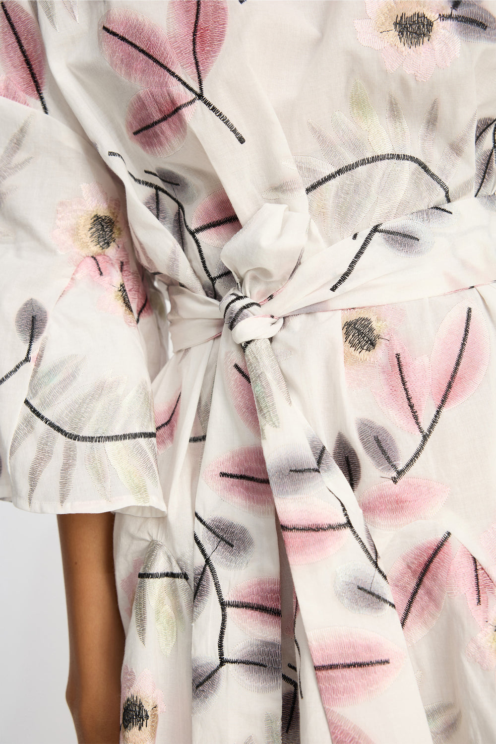 Munthe Blaydon kjole i Print Kit med botanisk print, løs pasform, korte ærmer og bindebælte.