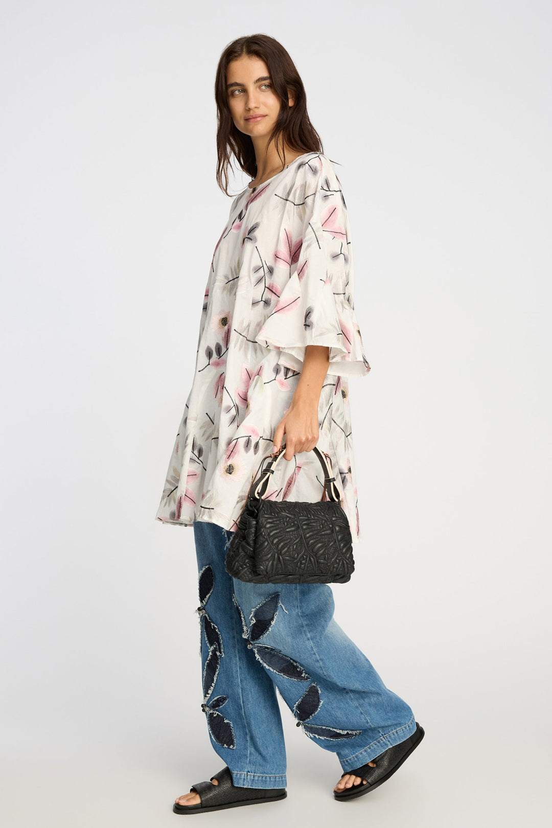 Munthe Blaydon kjole i Print Kit med botanisk print, løs pasform, korte ærmer og bindebælte.