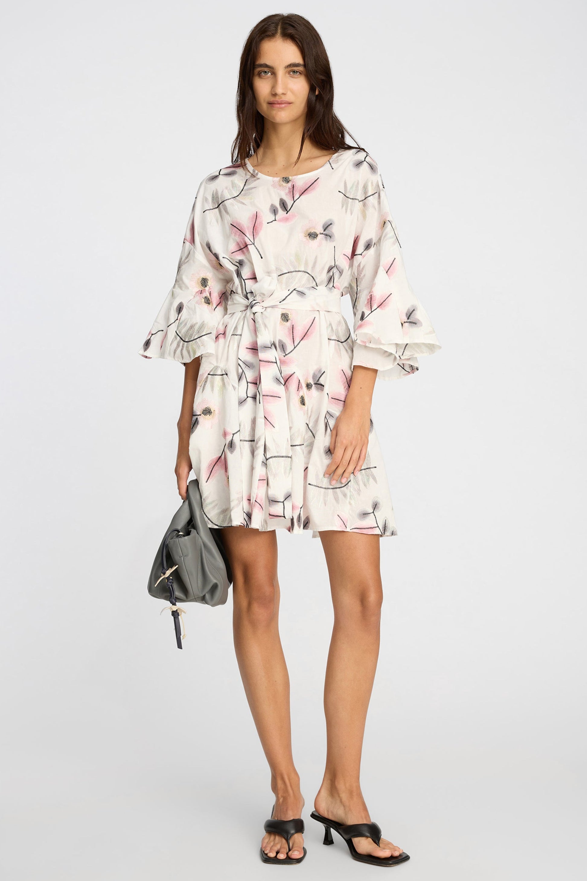 Munthe Blaydon kjole i Print Kit med botanisk print, løs pasform, korte ærmer og bindebælte.