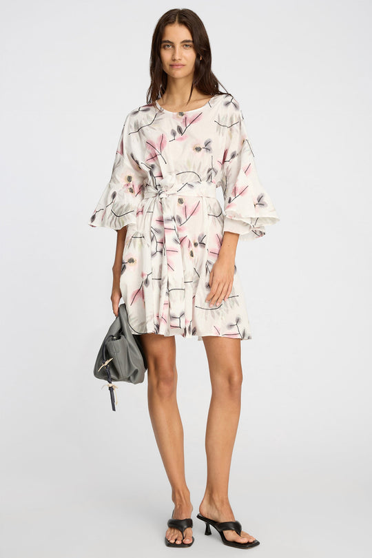 Munthe Blaydon kjole i Print Kit med botanisk print, løs pasform, korte ærmer og bindebælte.