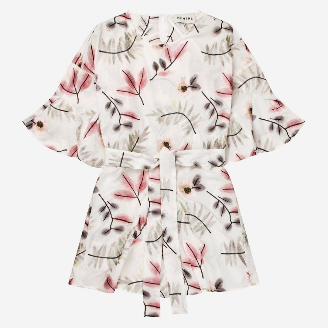 Munthe Blaydon kjole i Print Kit med botanisk print, løs pasform, korte ærmer og bindebælte.