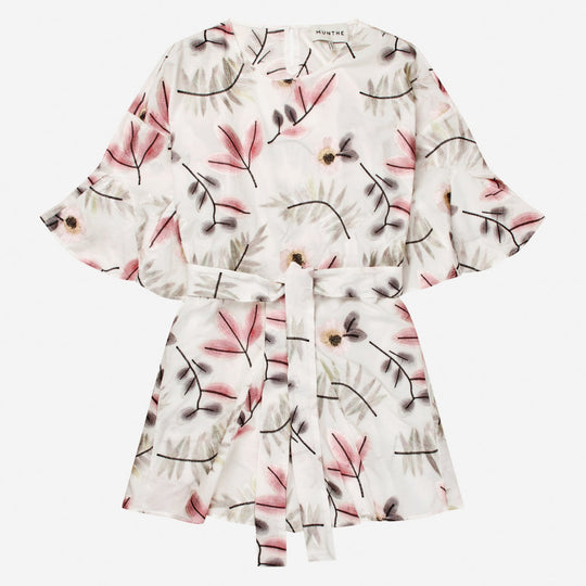 Munthe Blaydon kjole i Print Kit med botanisk print, løs pasform, korte ærmer og bindebælte.