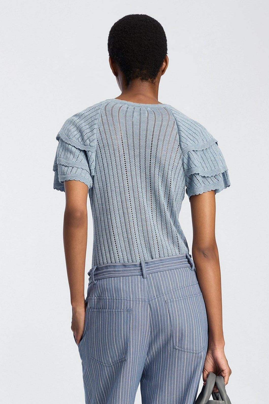 MUNTHE Brady Knit i blue – kortærmet striktop med open-knit struktur og rund hals.