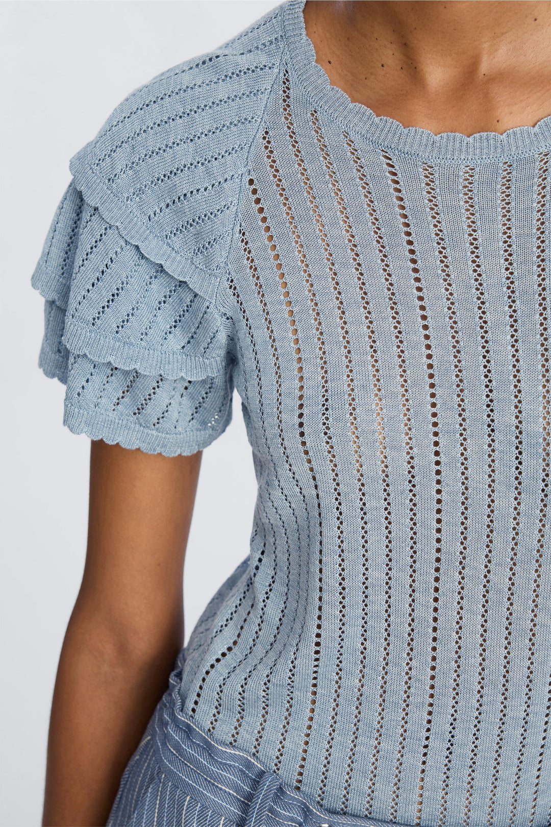 MUNTHE Brady Knit i blue – kortærmet striktop med open-knit struktur og rund hals.