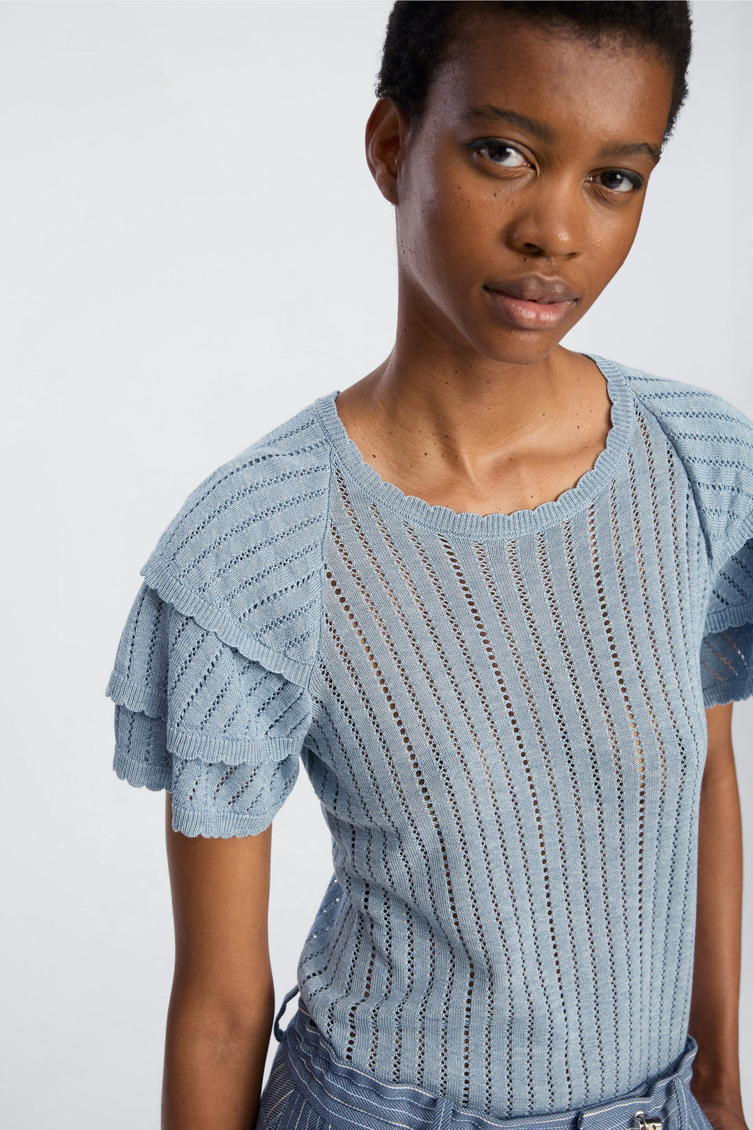 MUNTHE Brady Knit i blue – kortærmet striktop med open-knit struktur og rund hals.