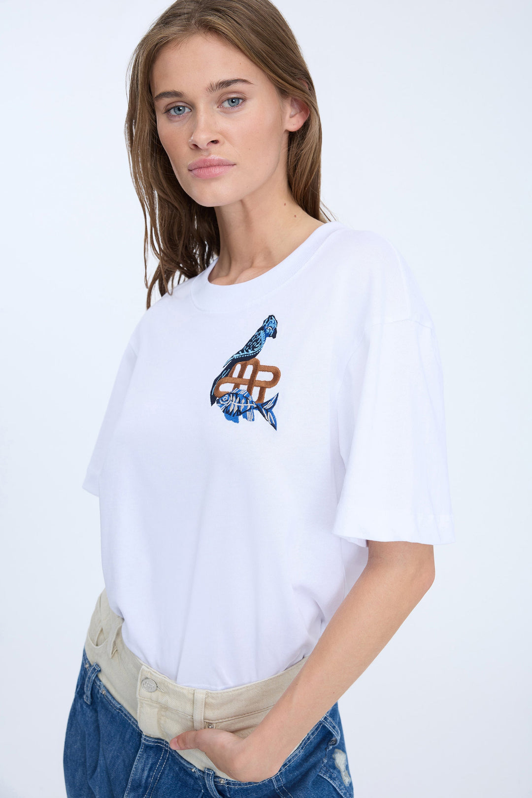 Munthe Nuri T-shirt white – T-shirt med lille print og løs pasform.