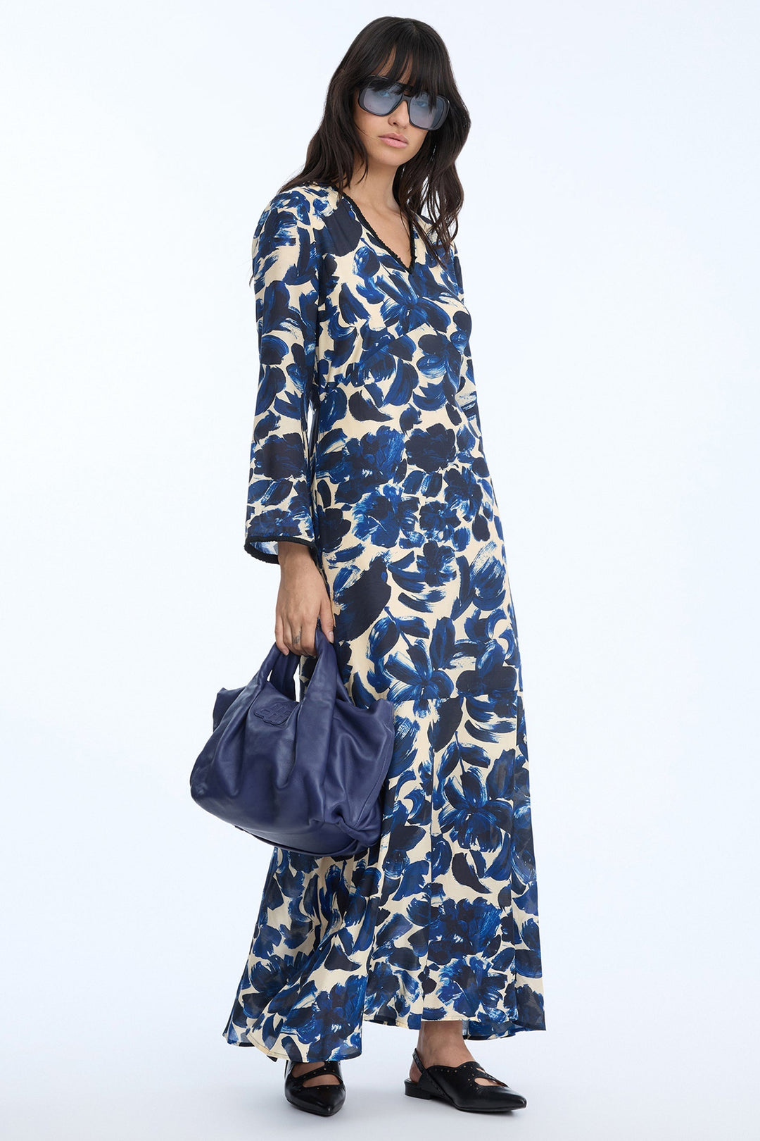 Munthe Naola kjole print indigo – lang kjole med blomsterprint og V-hals.