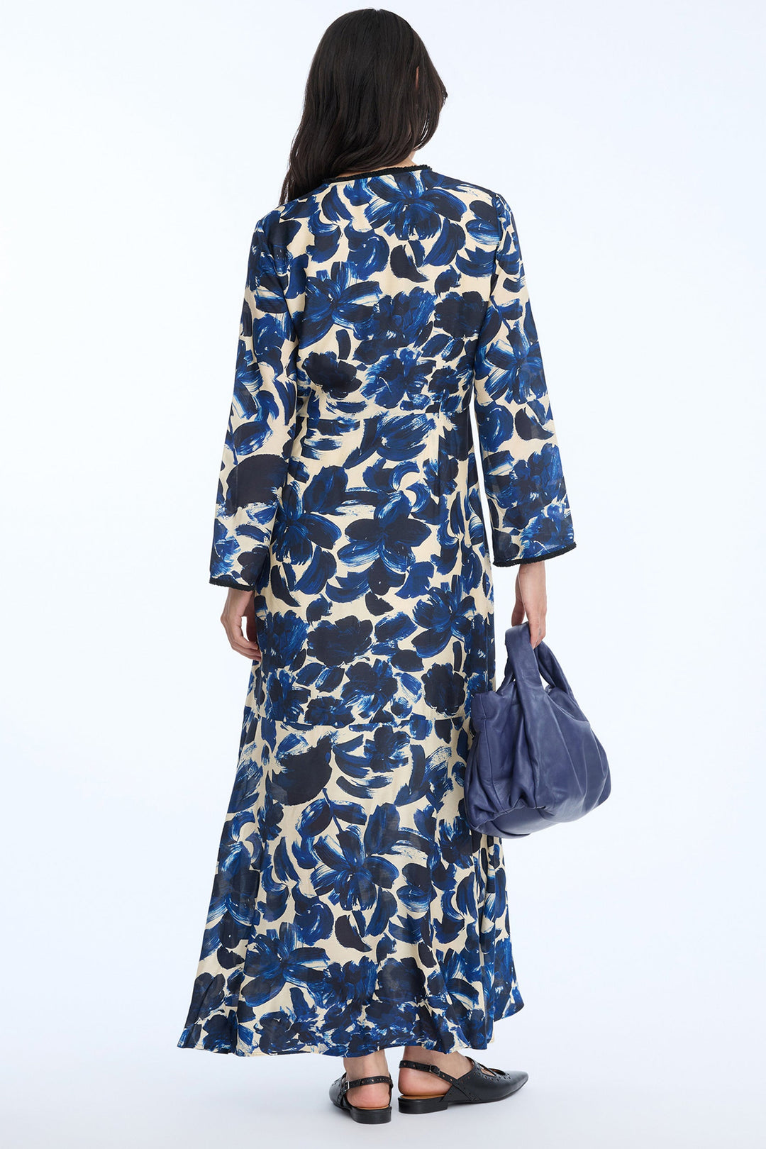 Munthe Naola kjole print indigo – lang kjole med blomsterprint og V-hals.