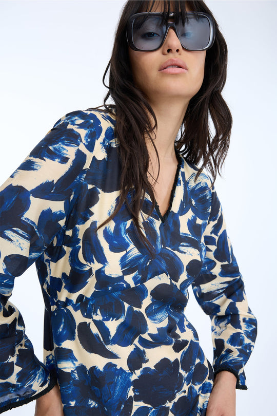 Munthe Naola kjole print indigo – lang kjole med blomsterprint og V-hals.