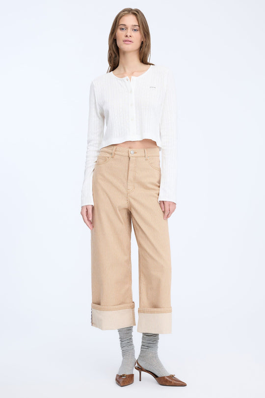 Munthe Navona bukser stripe camel – stribede bukser med cropped længde og opsmøg.