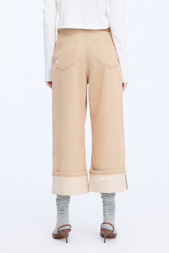 Munthe Navona bukser stripe camel – stribede bukser med cropped længde og opsmøg.