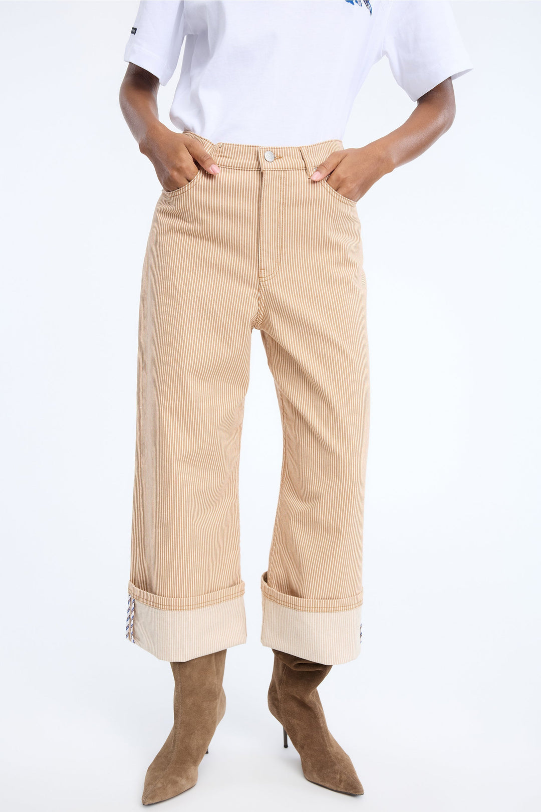 Munthe Navona bukser stripe camel – stribede bukser med cropped længde og opsmøg.