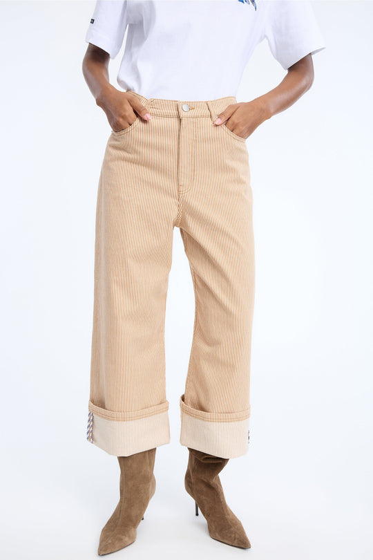 Munthe Navona bukser stripe camel – stribede bukser med cropped længde og opsmøg.