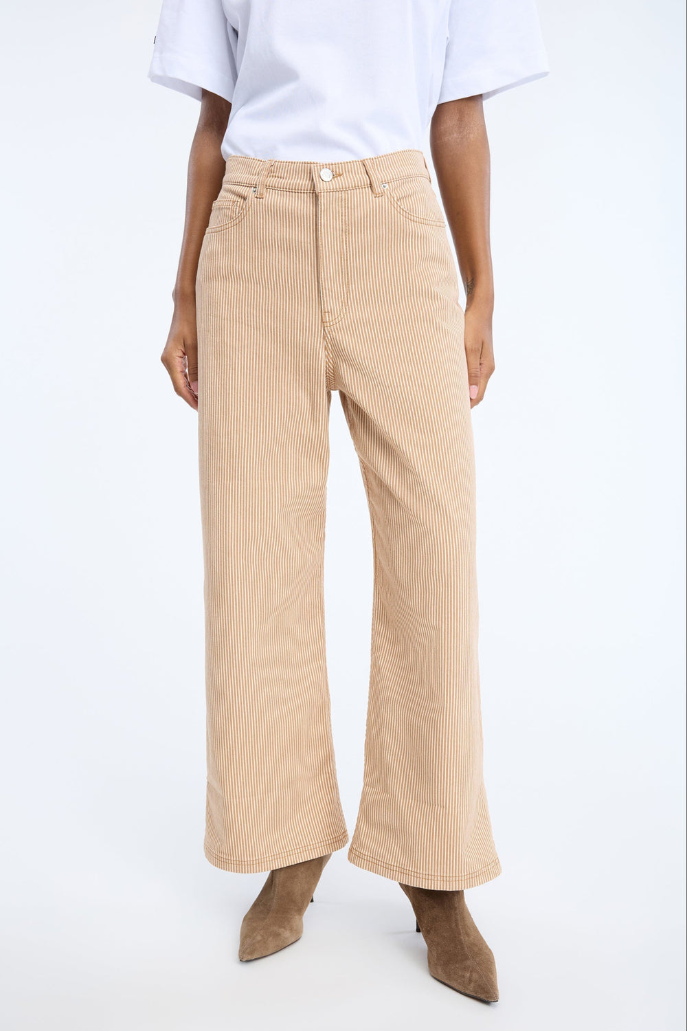 Munthe Navona bukser stripe camel – stribede bukser med cropped længde og opsmøg.