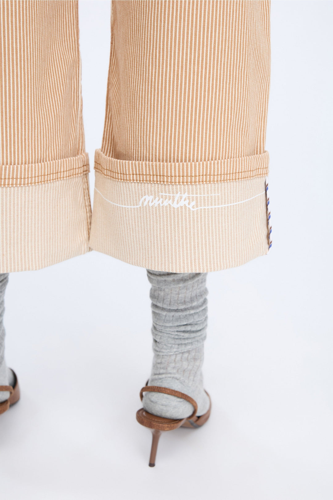 Munthe Navona bukser stripe camel – stribede bukser med cropped længde og opsmøg.