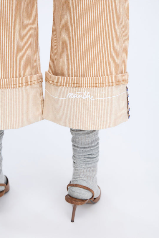Munthe Navona bukser stripe camel – stribede bukser med cropped længde og opsmøg.