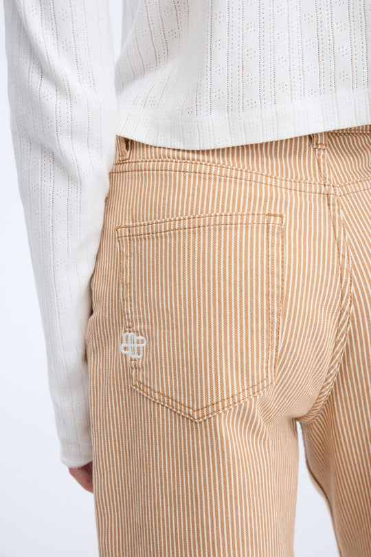 Munthe Navona bukser stripe camel – stribede bukser med cropped længde og opsmøg.