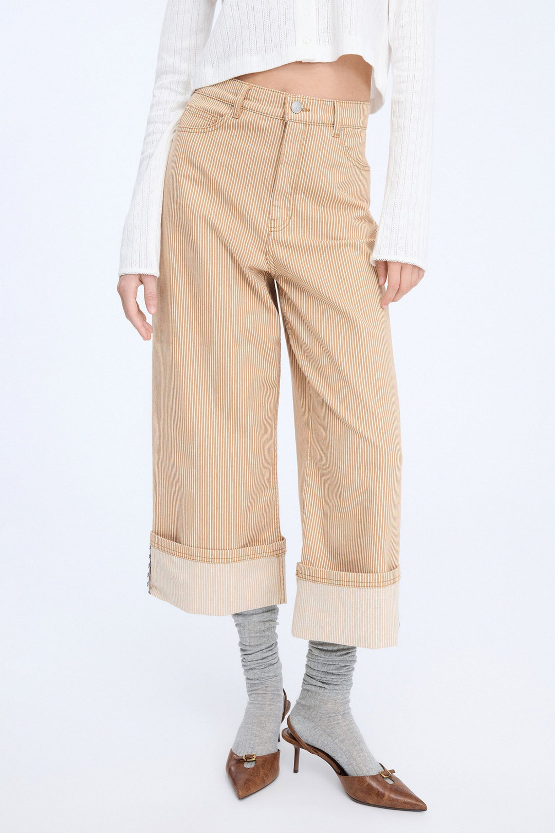 Munthe Navona bukser stripe camel – stribede bukser med cropped længde og opsmøg.